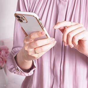 スマホから問い合わせをする女性